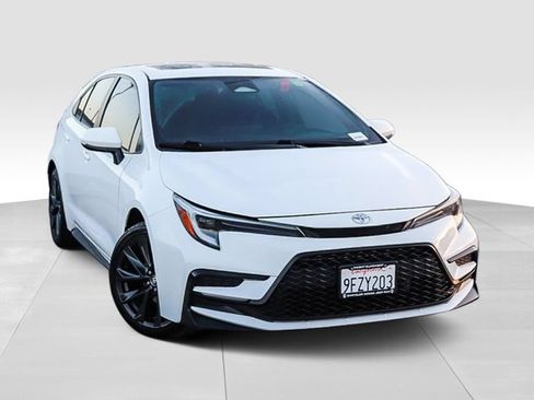 Used 2023 Toyota Corolla SE w/ SE Premium Package FWD image 2