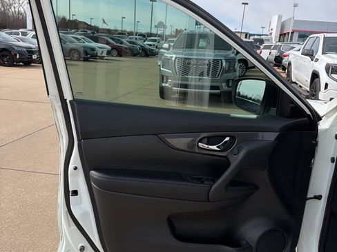 Used 2018 Nissan Rogue SV image 17