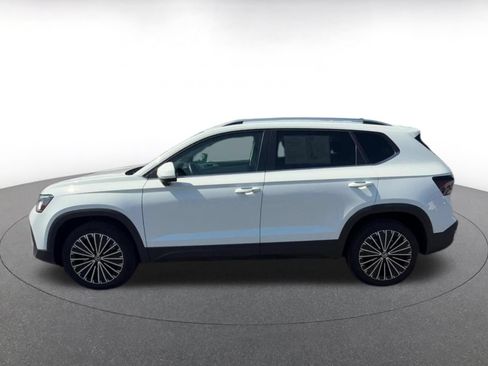 Used 2025 Volkswagen Taos SE FWD image 9