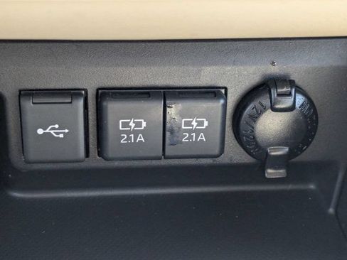 Used 2021 Toyota Highlander XLE AWD/4WD image 23
