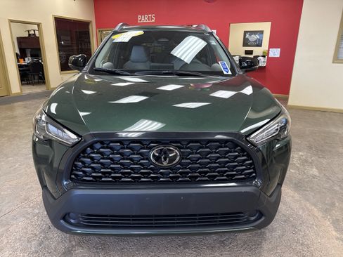 Used 2025 Toyota Corolla Cross LE w/ Moonroof Package image 2