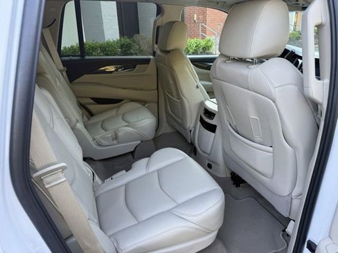 Used 2018 Cadillac Escalade Luxury image 16