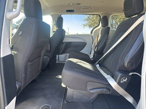 Certified 2020 Chrysler Pacifica Touring w/ Tire & Wheel Group image 20