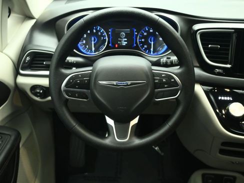 Used 2020 Chrysler Pacifica Touring w/ Tire & Wheel Group FWD image 34