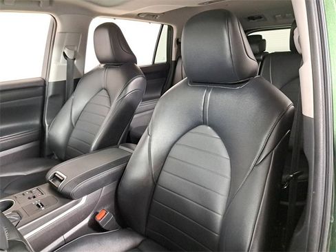 Used 2023 Toyota Highlander XLE image 21