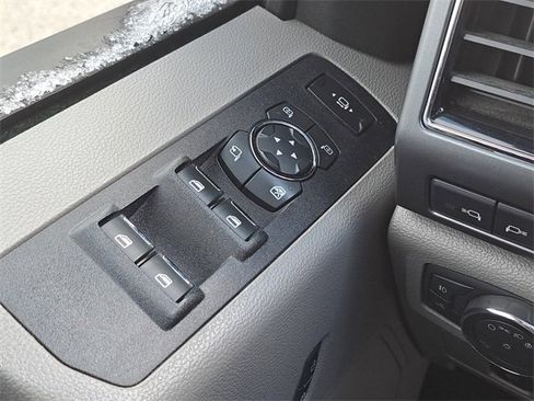 Used 2019 Ford F250 XLT w/ XLT Premium Package image 16