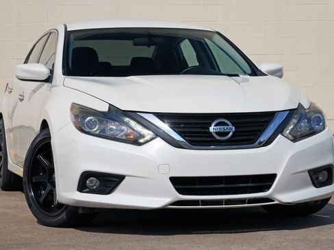 Used 2016 Nissan Altima 2.5 SR w/ LED Appearance Package FWD image 2