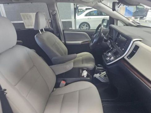 Used 2020 Toyota Sienna Limited FWD image 7