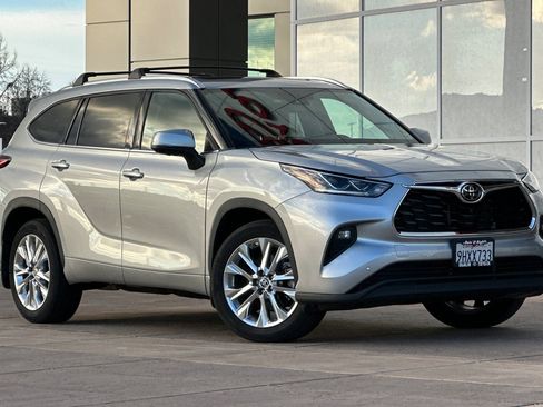 Used 2023 Toyota Highlander Limited image 2