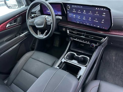 Used 2025 Chevrolet Traverse Z71 image 11