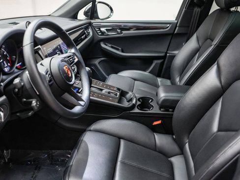 Used 2025 Porsche Macan image 22