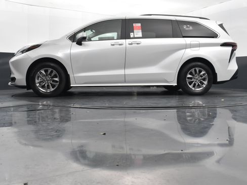Used 2026 Toyota Sienna XLE FWD image 36