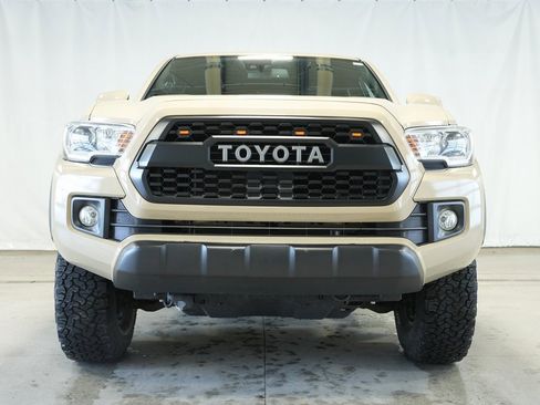 Used 2019 Toyota Tacoma TRD Off-Road w/ Technology Package image 9