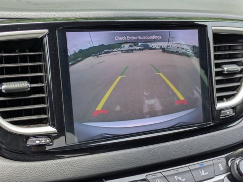 Used 2024 Chrysler Pacifica Touring-L FWD image 19