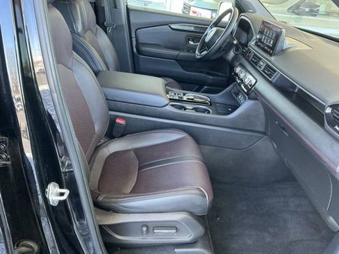Used 2025 Honda Pilot Black Edition image 23