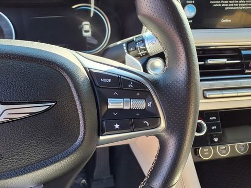 Used 2025 Genesis G70 2.5T image 16