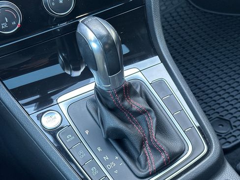 Used 2018 Volkswagen GTI SE image 18