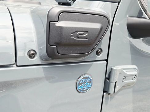 Used 2025 Jeep Wrangler Unlimited Sahara w/ Safety Group AWD/4WD image 23