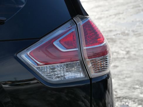 Used 2015 Nissan Rogue S image 17