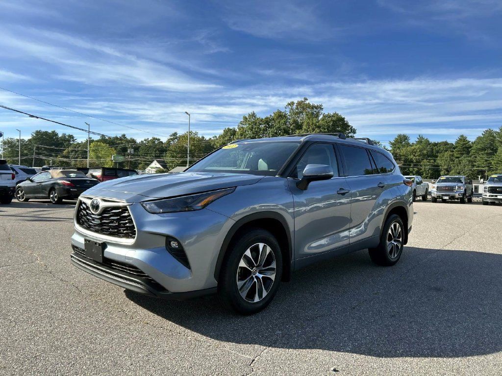 Used 2022 Toyota Highlander XLE AWD/4WD image 7