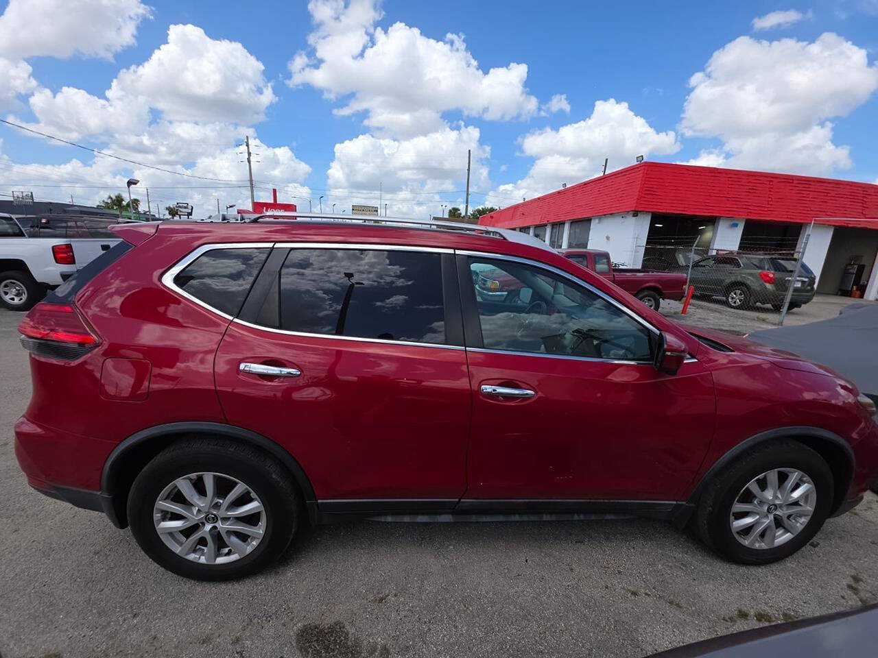 Used 2017 Nissan Rogue SV w/ Sun & Sound Touring Package FWD image 12