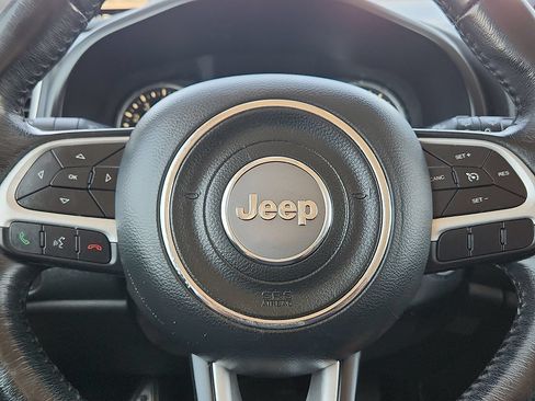 Used 2018 Jeep Renegade Latitude FWD image 11