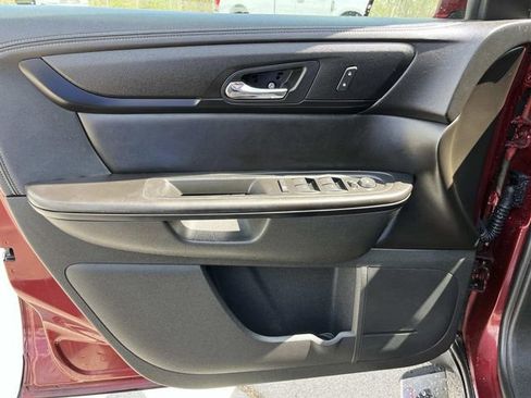 Used 2017 Chevrolet Traverse LT w/ Style and Technology Package FWD image 27