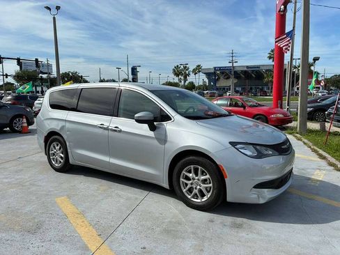Used 2023 Chrysler Voyager LX FWD image 4