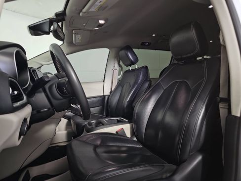 Used 2022 Chrysler Pacifica Touring-L FWD image 13