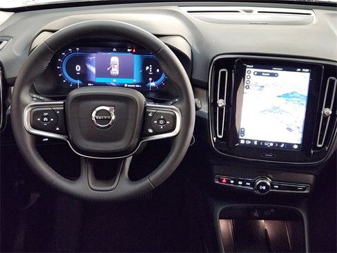 Used 2025 Volvo XC40 B5 Ultra w/ Protection Package Premier image 27