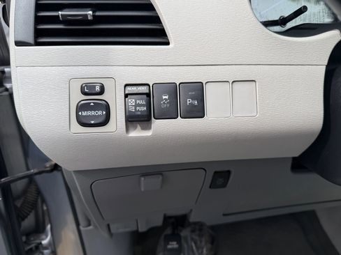 Used 2013 Toyota Sienna XLE image 17