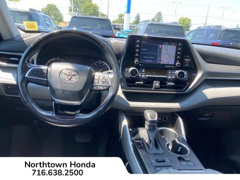 Used 2020 Toyota Highlander XLE AWD/4WD image 17