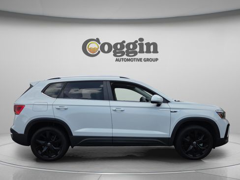 Used 2023 Volkswagen Taos SE w/ Panoramic Sunroof Package FWD image 6