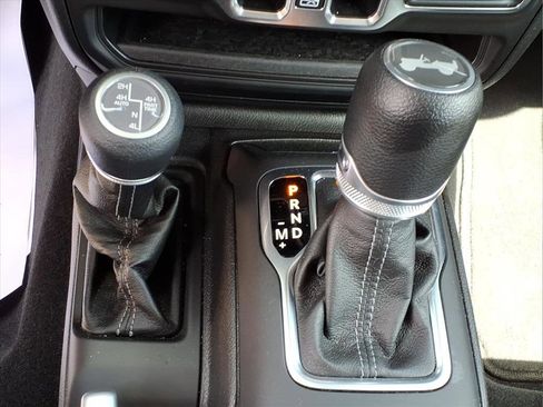 Used 2025 Jeep Wrangler Sahara image 21