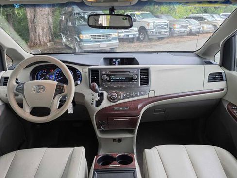 Used 2014 Toyota Sienna XLE FWD image 20