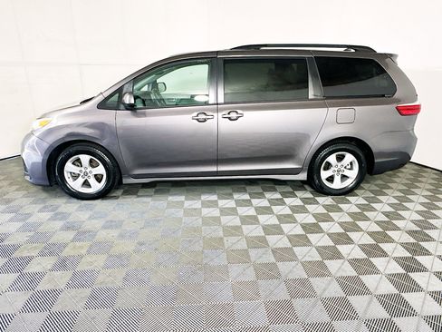 Used 2020 Toyota Sienna LE w/ LE Preferred Package FWD image 6
