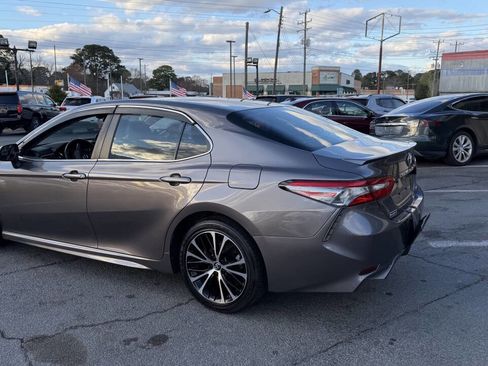 Used 2018 Toyota Camry SE w/ Moonroof Package image 10