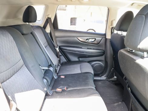 Used 2019 Nissan Rogue SV w/ Sun & Sound Touring Package FWD image 18