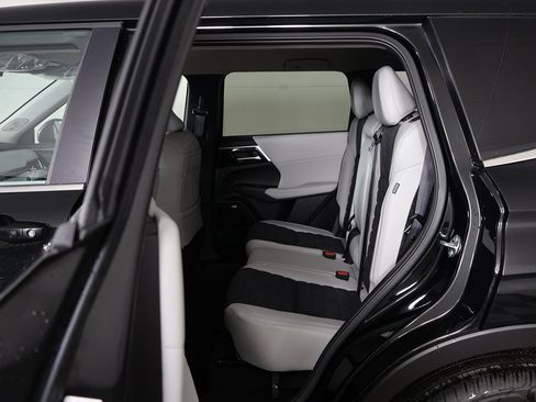 New 2026 Mitsubishi Outlander SE image 30