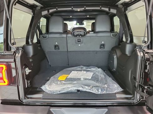 New 2026 Jeep Wrangler Unlimited Sahara w/ Technology Group AWD/4WD image 9
