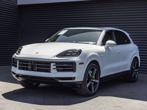 Certified 2024 Porsche Cayenne AWD/4WD image 1