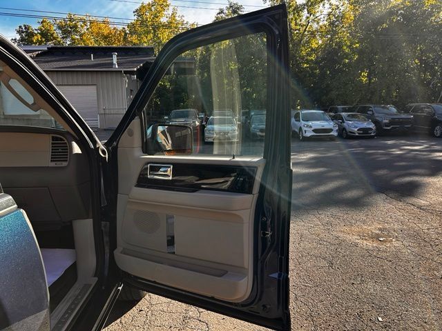 Used 2017 Lincoln Navigator L Select AWD/4WD image 11