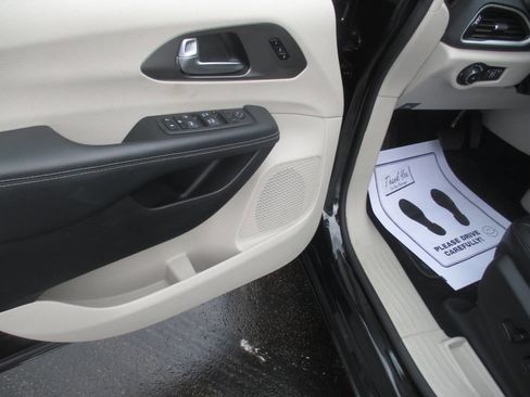 Used 2023 Chrysler Pacifica Touring-L FWD image 17