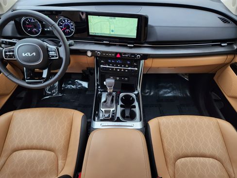 Used 2024 Kia Carnival EX image 25