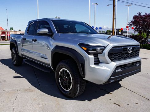 Certified 2025 Toyota Tacoma TRD Off-Road AWD/4WD image 2