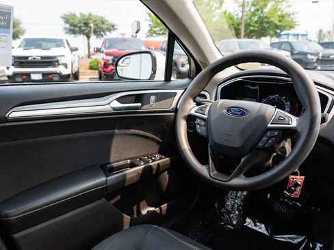 Used 2016 Ford Fusion SE FWD image 12