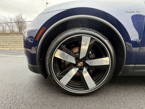 New 2025 Porsche Macan 4S Electric image 11