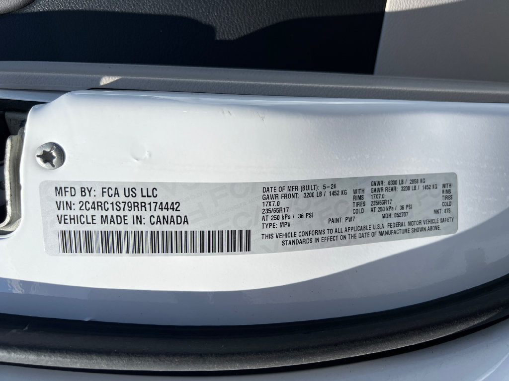 Used 2024 Chrysler Pacifica Limited FWD image 37
