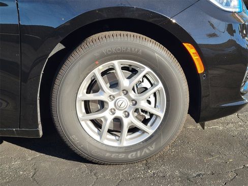 New 2026 Chrysler Pacifica Select image 23