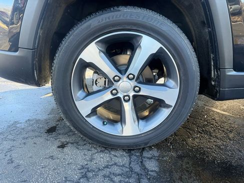 Used 2023 Jeep Grand Cherokee Limited image 22